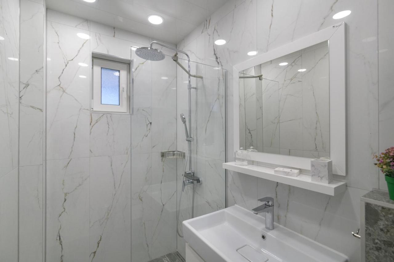 Лукс На Море Luxury Apartment In Downtown With Garage Várna Kültér fotó